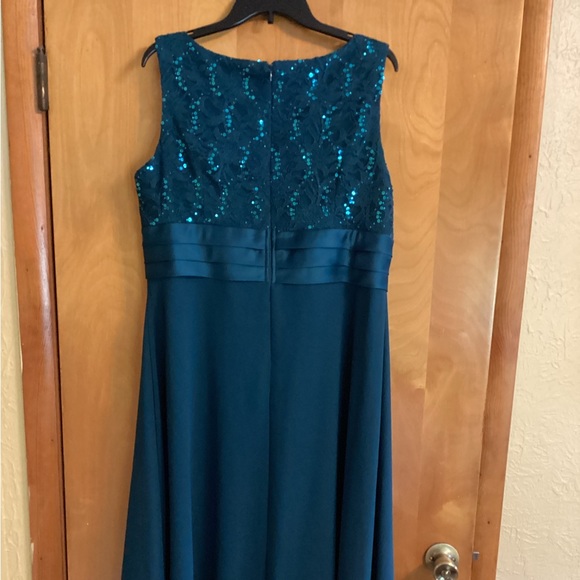 Green two-piece, formal dress - Picture 4 of 6